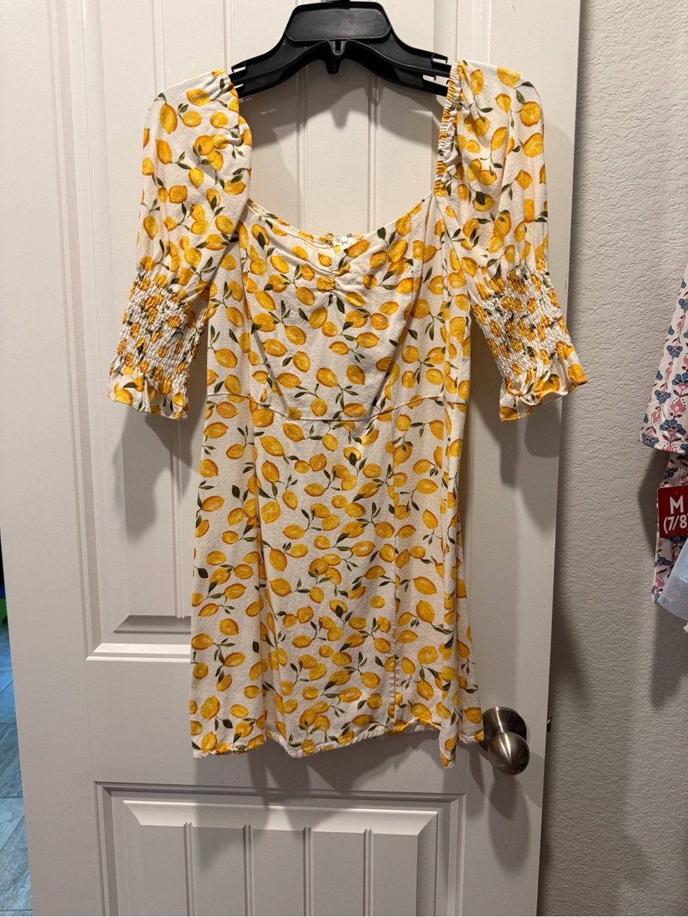Francesca's Collections White Lemon Print Puff Sleeve Crop Top